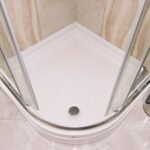 Espace entre un receveur de douche et le sol