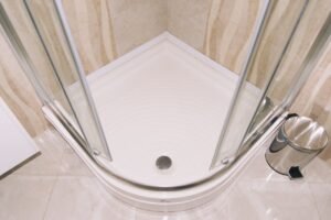 Espace entre un receveur de douche et le sol